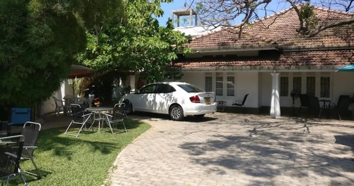 Dions Guest House نيجومبو