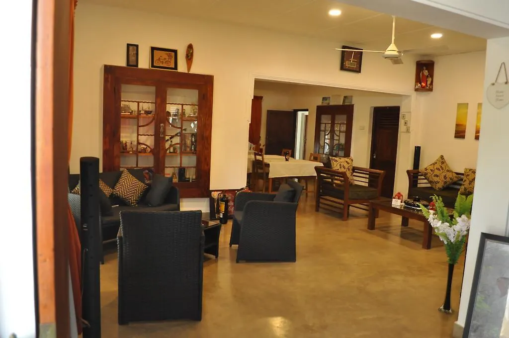 Dions Guest House نيجومبو